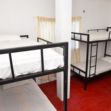 Lucky Beach Front Hostel Хикадува Екстериор снимка